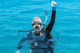 15 Common Scuba Hand Signals for Safe Scuba Diving