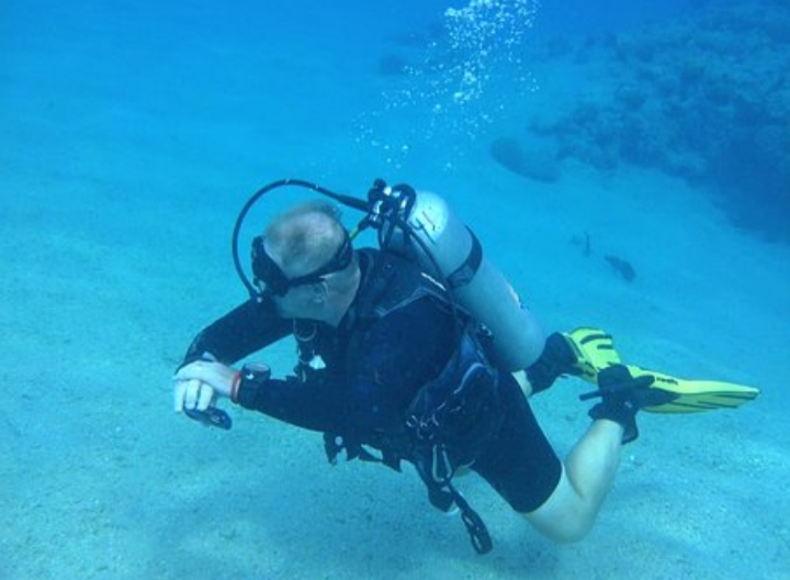 The Different Types Of Wetsuits ( Scuba, Surf, and Free-diving suits)